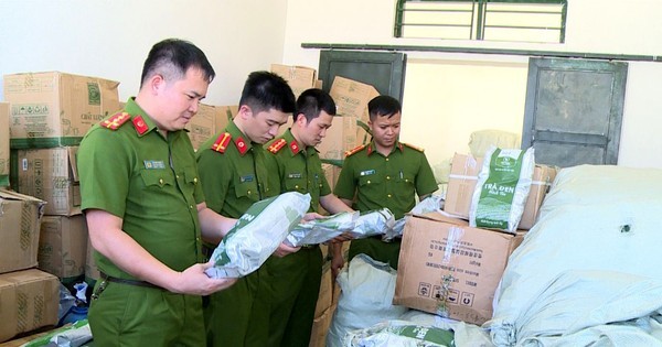 Công an TP Thanh Hóa đã thu giữ 15 ngàn bao bì giả để đóng trà, 2,7 tấn thành phẩm trà giả các loại. Ảnh: CATH