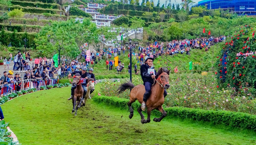 Màn tranh tài kịch tính của những “kỵ sĩ” vùng cao.