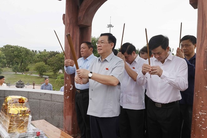 Chủ tịch Quốc hội dâng hương, dâng hoa tưởng niệm các anh hùng liệt sỹ