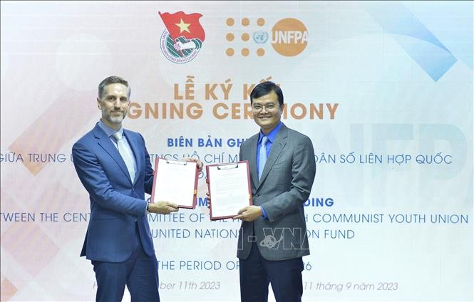 Bí thư Thứ nhất Ban Chấp hành Trung ương Đoàn Bùi Quang Huy ký Biên bản ghi nhớ với Trưởng đại diện Quỹ Dân số Liên hợp quốc tại Việt Nam (UNFPA) Matthew David Jackson. Ảnh: Minh Đức - TTXVN