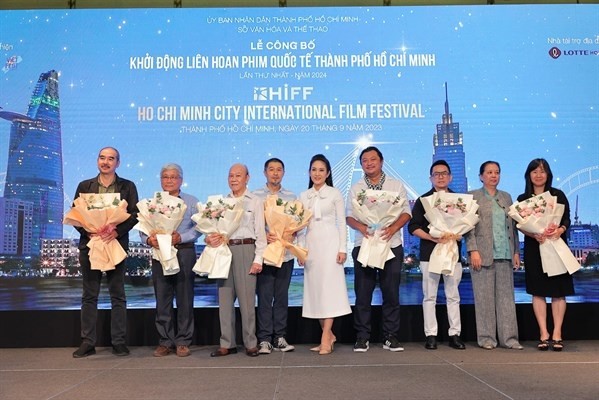 Ban Tổ chức tặng hoa cho thành viên trong Ban Cố vấn của HIFF 2024. (Ảnh: Báo Văn hóa)