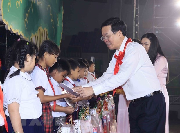 Chủ tịch nước Võ Văn Thưởng trao học bổng cho các thiếu nhi có hoàn cảnh khó khăn, mồ côi cha mẹ, mồ côi do COVID-19 của các tỉnh Đồng Nai, Bình Dương, Tây Ninh và Thành phố Hồ Chí Minh. (Ảnh: TTXVN)