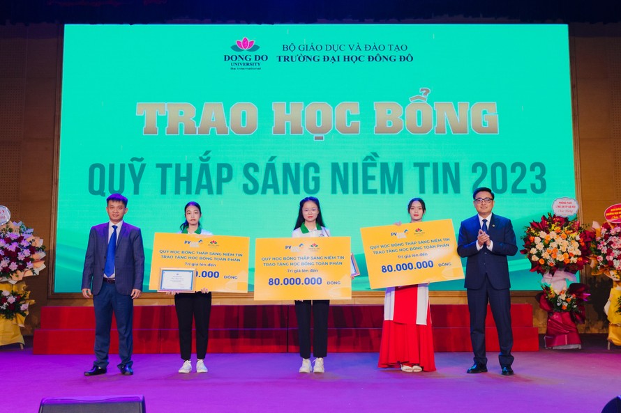 Đại diện PVcomBank trao học bổng cho sinh viên trường Đại học Đông Đô