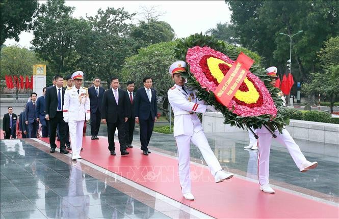 Thủ tướng Campuchia Samdech Hun Manet đặt vòng hoa tưởng niệm các Anh hùng liệt sỹ. Ảnh: Phạm Kiên - TTXVN