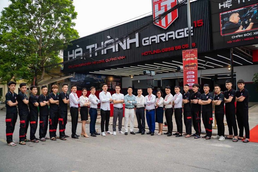 CEO Nguyễn Ngọc Hà (áo xanh, ở giữa) tại chi nhánh Quảng Ninh của Hệ thống Hà Thành Garage