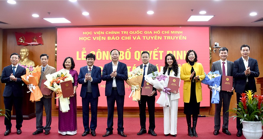 Ban lãnh đạo Học viện trao Quyết định và tặng hoa chúc mừng 5 đồng chí được điều động, luân chuyển và bổ nhiệm