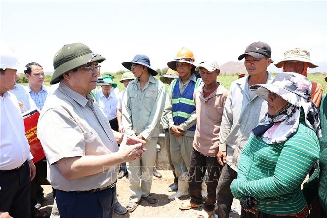 Thủ tướng Phạm Minh Chính trao đổi với người lao động thi công hệ thống thuỷ lợi Tân Mỹ, đoạn qua huyện Ninh Sơn. Ảnh: Dương Giang-TTXVN