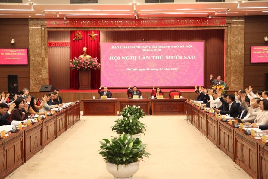 Các đại biểu biểu quyết thông qua chương trình tại Hội nghị lần thứ 16 Ban Chấp hành Đảng bộ thành phố Hà Nội khóa XVII. 