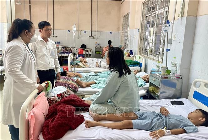 Lãnh đạo UBND thành phố Long Khánh (Đồng Nai) thăm hỏi, động viên các bệnh nhân nghi ngộ độc thực phẩm điều trị tại Bệnh viện đa khoa khu vực Long Khánh. Ảnh: Lê Xuân-TTXVN