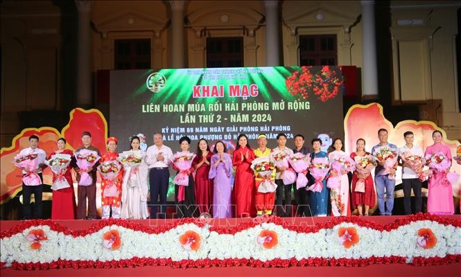 Ban Tổ chức tặng hoa các đơn vị nghệ thuật tham gia Liên hoan. Ảnh: Minh Thu - TTXVN