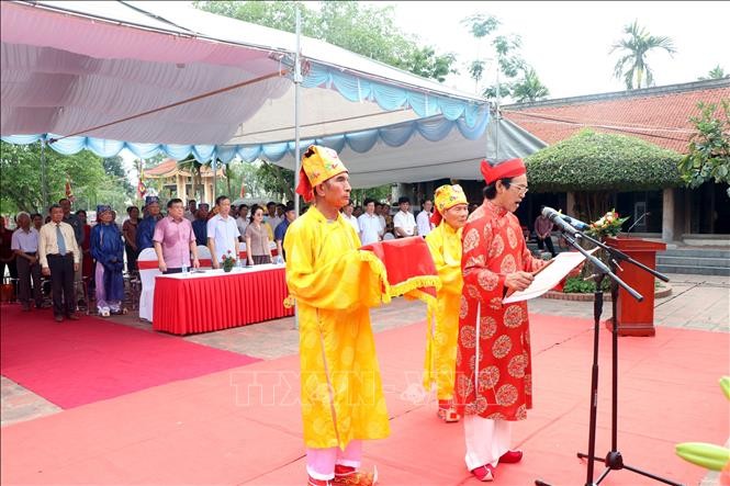 Cung tuyên văn tế tưởng niệm Đại danh y - Thiền sư Tuệ Tĩnh. Ảnh: Mạnh Tú/TTXVN