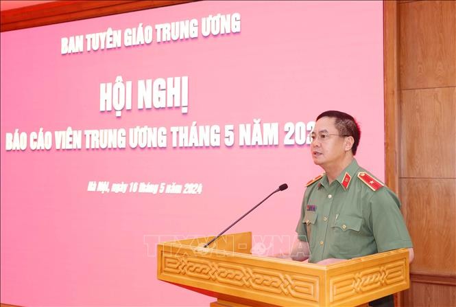 Thiếu tướng Phạm Công Nguyên, Cục trưởng Cục Pháp chế và Cải cách hành chính, tư pháp (Bộ Công an) thông tin chuyên đề tại hội nghị. Ảnh: Phương Hoa - TTXVN