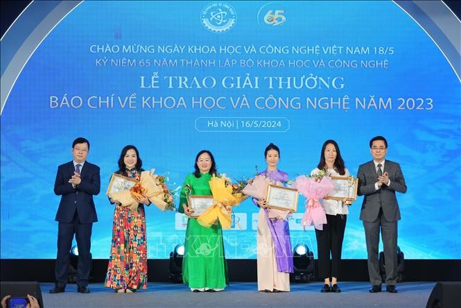 Thứ trưởng Bộ Khoa học và Công nghệ Nguyễn Hoàng Giang và Thứ trưởng Bộ Thông tin và Truyền thông Nguyễn Thanh Lâm với nhóm tác giả nhận giải Nhất. Ảnh: Hoàng Hiếu – TTXVN