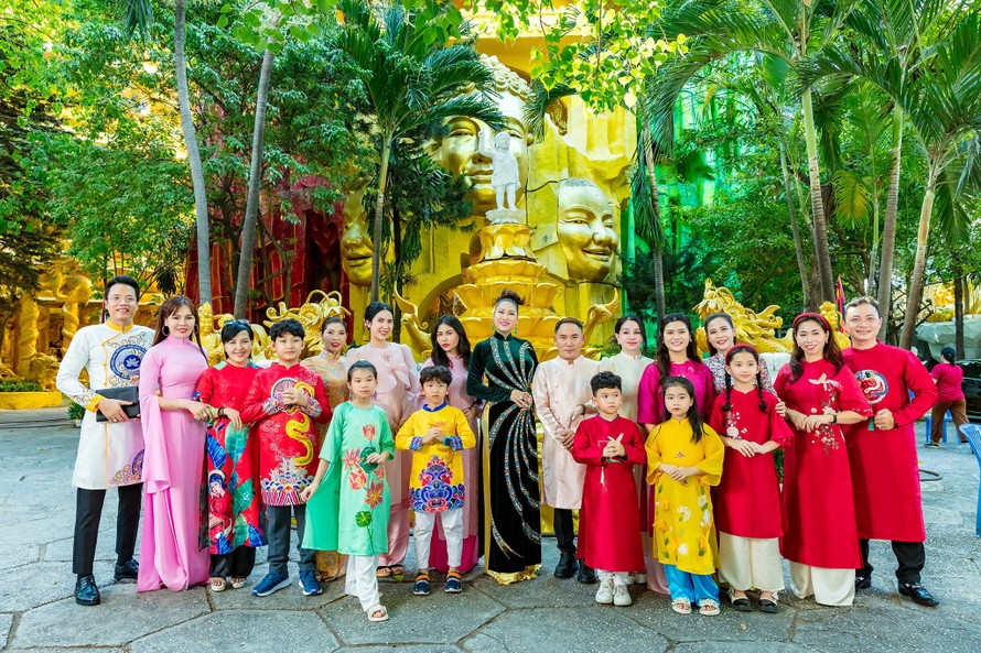 : Phi Thanh Vân và các bạn nhỏ trong Chương trình tôn vinh đại sứ Phật ca mùa I năm 2024, một chương trình nhằm nâng cao tình yêu tín ngưỡng đạo Phật, hướng tâm hồn luôn thiện lành và an nhiên
