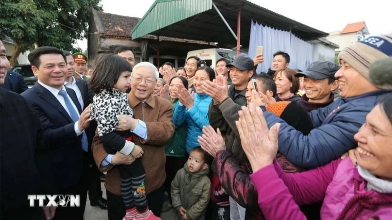 Tổng Bí thư Nguyễn Phú Trọng với nhân dân xã Tây An, huyện Tiền Hải, Thái Bình. (Ảnh TTXVN)