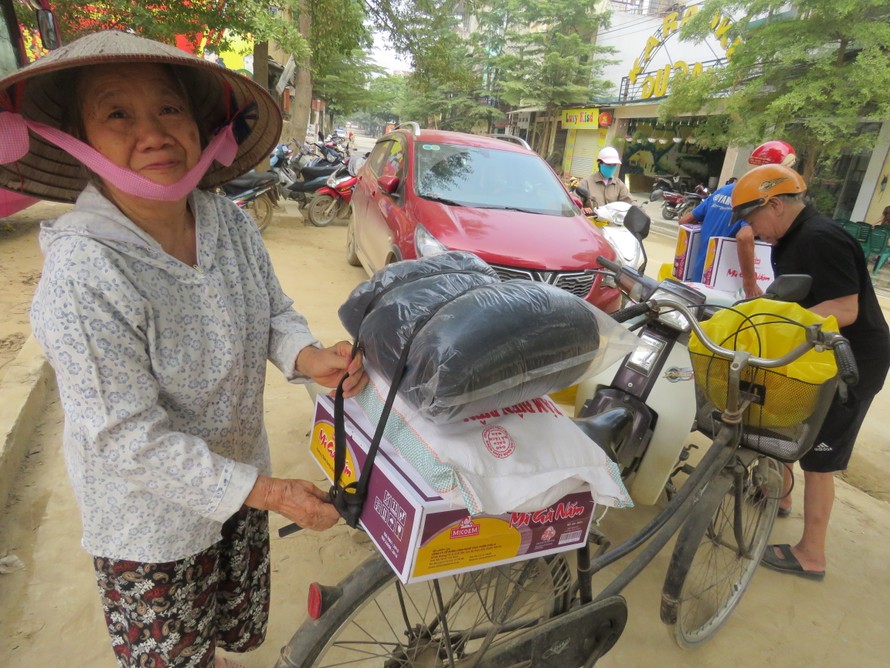 Bà Đinh Thị Văn (phường Nguyễn Phúc, thành phố Yên Bái) phấn khởi mang quà cứu trợ về