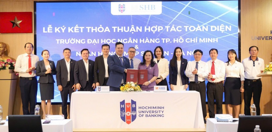 Bà Ngô Thu Hà - Tổng Giám đốc SHB và PGS.TS Nguyễn Đức Trung - Hiệu trưởng Trường Đại học Ngân hàng Thành phố Hồ Chí Minh ký kết hợp tác toàn diện 