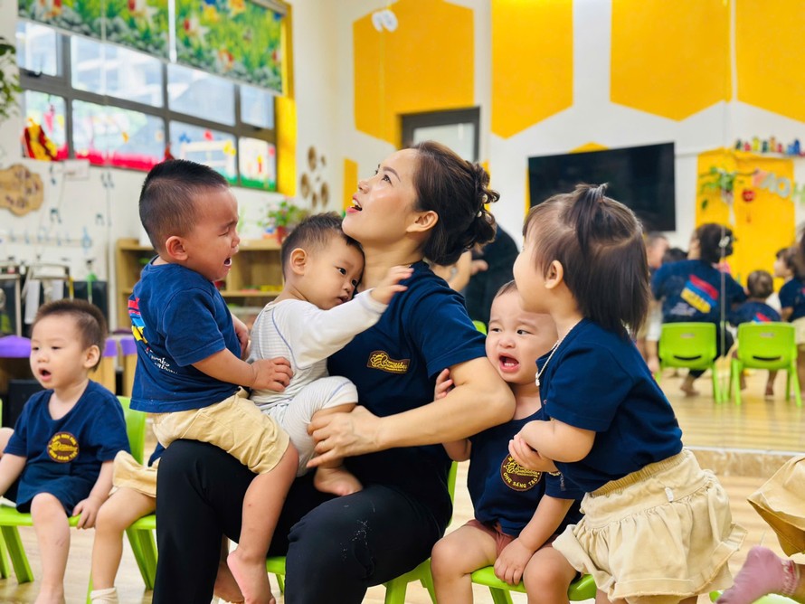 Bé nào đến lớp cũng quấn cô như mẹ, bạn nào cũng muốn được cô Đinh Thu Huệ ôm ấp (Ảnh: Mai Duyến)