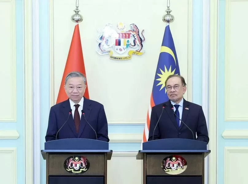 Tổng Bí thư Tô Lâm và Thủ tướng Malaysia Anwar Ibrahim họp báo tuyên bố nâng cấp quan hệ Việt Nam-Malaysia lên Đối tác chiến lược toàn diện. (Nguồn: TTXVN)