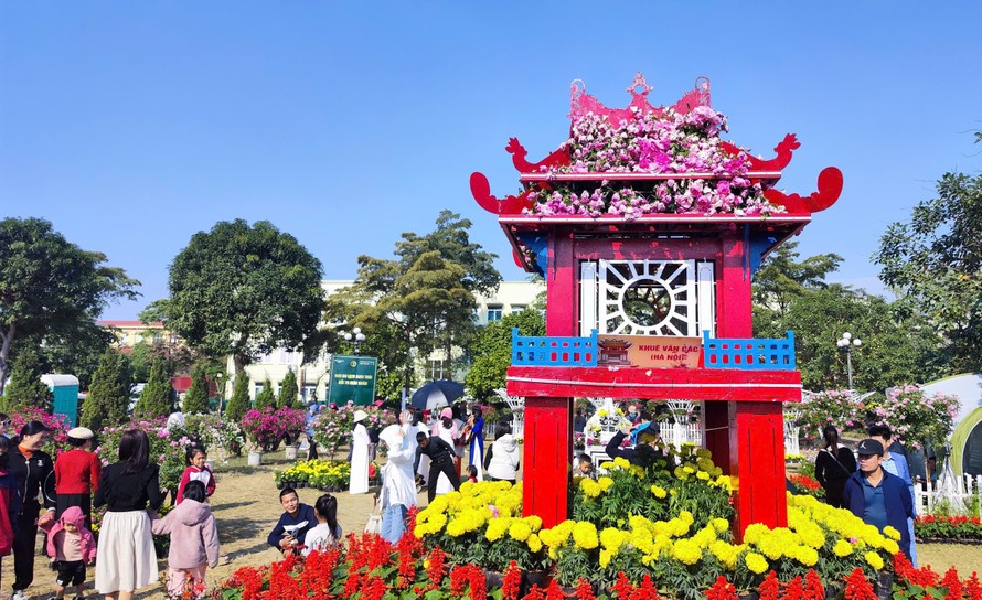 Festival hoa Mê Linh năm 2024 thu hút đông đảo du khách đến thăm quan