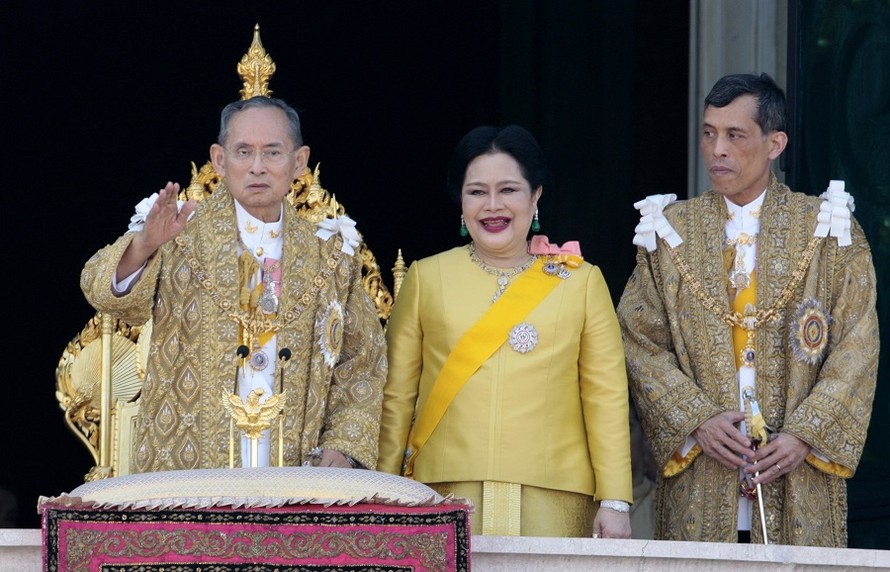 Bhumibol Adulyadeh không được đặt lên ngai vàng từ trong trứng nước nhưng đã hoàn thành uất sắc sức mệnh lịch sử của mình