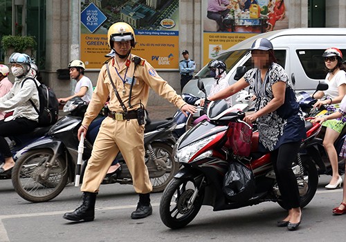 Cảnh sát giao thông không được dừng xe để kiểm tra lỗi không chính chủ. Ảnh minh họa: Bá Đô