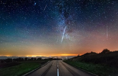 Một trận mưa sao băng Geminids được quan sát từ đảo Wight, bờ tây eo biển Manche của Anh vào năm 2014. Ảnh: BNPS.