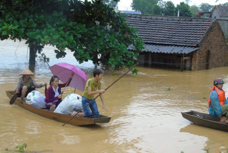 Khoảng 100 người chết sau 5 đợt mưa lũ