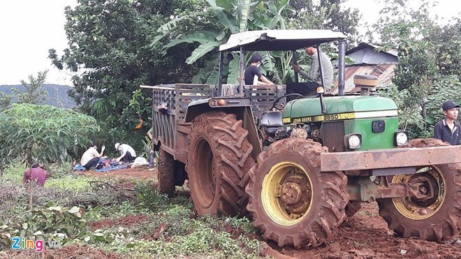 Hiện trường vụ xả súng giữa người dân và bảo vệ Công ty Long Sơn. Ảnh: Minh Qúy.