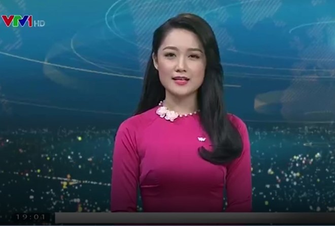 BTV Thu Hà trở lại bản tin Thời sự 19h trên VTV. Ảnh: Chụp màn hình.