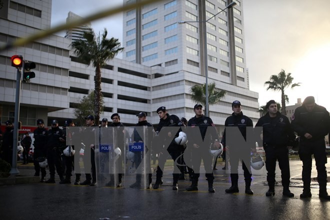 Cảnh sát Thổ Nhĩ Kỳ phong tỏa hiện trường vụ đánh bom. (Nguồn: AFP/TTXVN)