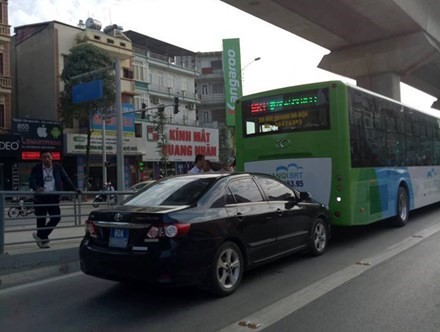 Xe biển xanh húc vào đuôi buýt nhanh BRT.