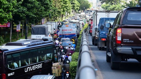 Mở trạm xe buýt trong ga Sài Gòn, chạy lại tàu ngoại ô