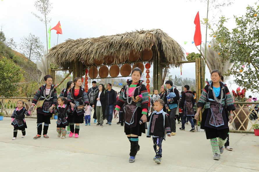 Du xuân, trẩy hội khèn, hoa tại Fansipan Legend