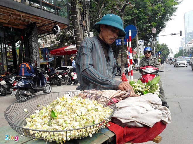 Anh Tuân cho biết phải vất vả về các vùng trồng bưởi để gom hoa mang ra thủ đô bán. Ảnh: Hiếu Công.