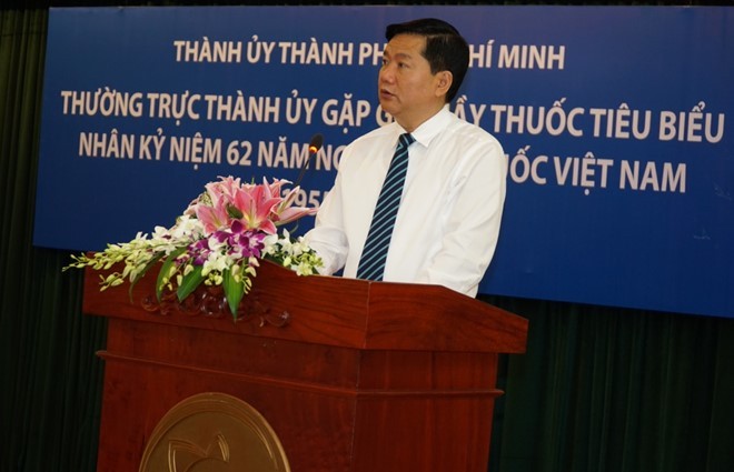 Bí thư Đinh La Thăng phát biểu tại buổi gặp mặt với các thầy thuốc tiêu biểu chiều 24/2. 