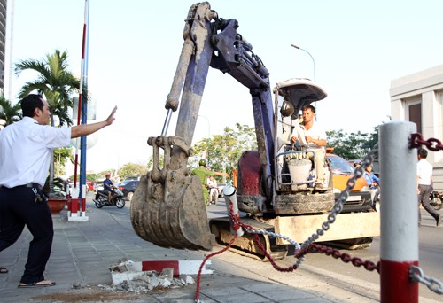 Bảo vệ Ngân hàng Nhà nước ngăn cản tháo dỡ. Ảnh: Duy Trần.