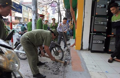 Hà Nội ra quân dẹp vỉa hè.