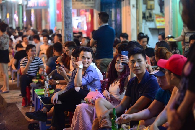 "Khu phố Tây ba lô Bùi Viện" tập trung rất đông du khách trong và ngoài nước đến vui chơi, giải trí vào ban đêm. Ảnh: Tùng Tin. 