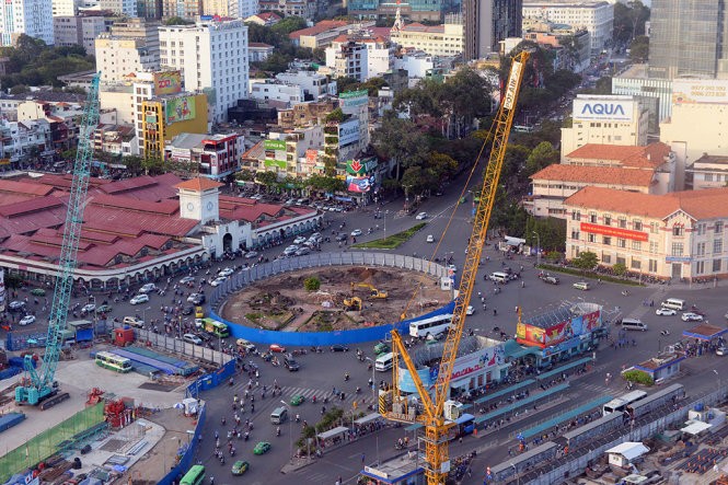 Đoạn từ vòng xoay Quách Thị Trang (phía trước chợ Bến Thành) đi dọc đường Lê Lợi đến Nhà hát TP là đoạn metro đi ngầm và có trung tâm thương mại ngầm trong lòng đường Lê Lợi.