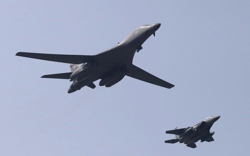 Oanh tạc cơ hạt nhân B-1B Lancer Mỹ trên bầu trời Hàn Quốc. 