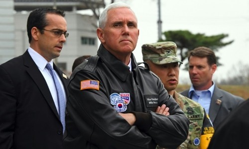 Phó tổng thống Mỹ Mike Pence đến thăm một ngôi làng gần khu phi quân sự liên Triều.