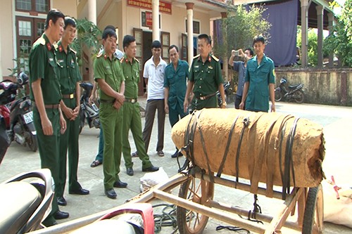 Quả bom bị nhà chức trách thu giữ khi được người dân chở đi bán. 