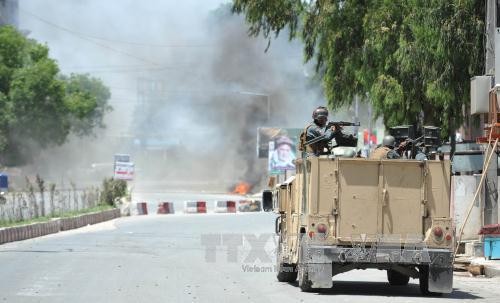 Khói bốc lên từ hiện trường vụ tấn công tòa nhà RTA của Đài truyền hình quốc gia Afghanistan ở Jalalabad ngày 17/5.