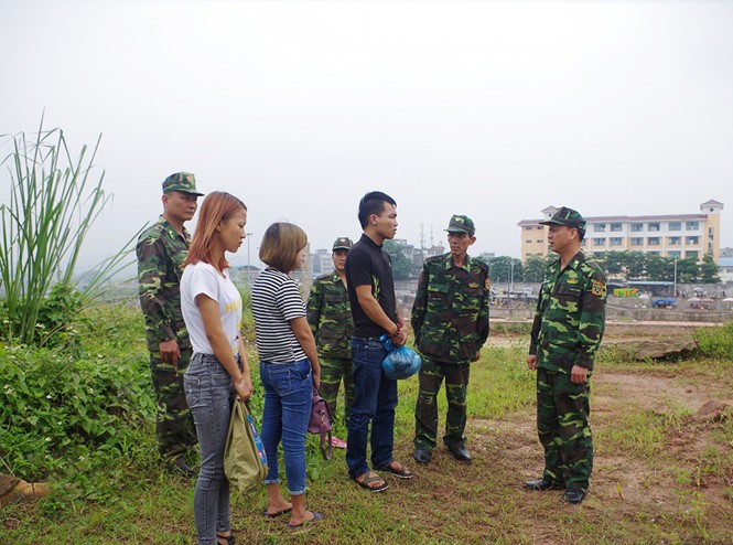 Các đối tượng đang định đưa người quan biên giới đã bị bắt quả tang.