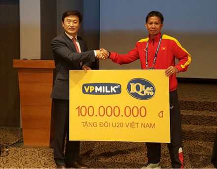 HLV Hoàng Anh Tuấn nhận món quà đại diện VPMilk trao tặng U20 Việt Nam.