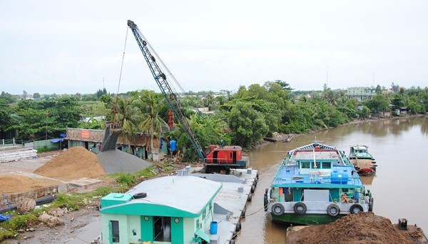 Cát tăng giá gắp đôi, nhưng một số DN thông báo hết cát khiến DN xây dựng khó khăn. Ảnh:N.H