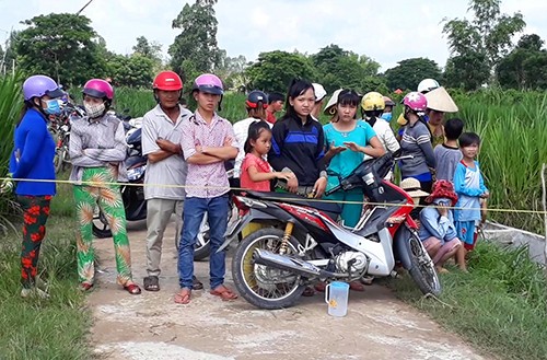  Nhiều người dân theo dõi cảnh sát khám nghiệm hiện trường. Ảnh: Kim Thoa.