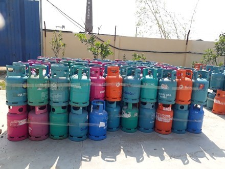 Lực lượng chức năng thu giữ gần 300 bình gas không rõ nguồn gốc