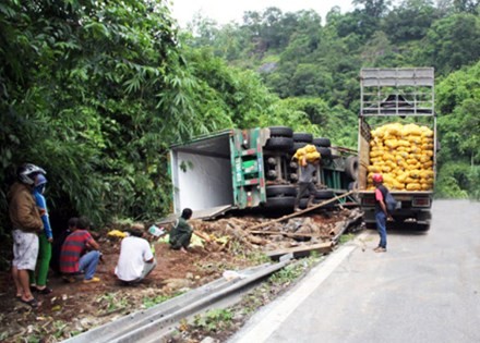 Lấn trái đường, xe chở 30 tấn rau lật nghiêng trên miệng vực